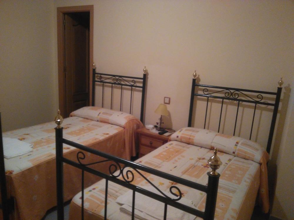 Hostal Miraflor De Las Cadenas Cuacos De Yuste Bagian luar foto